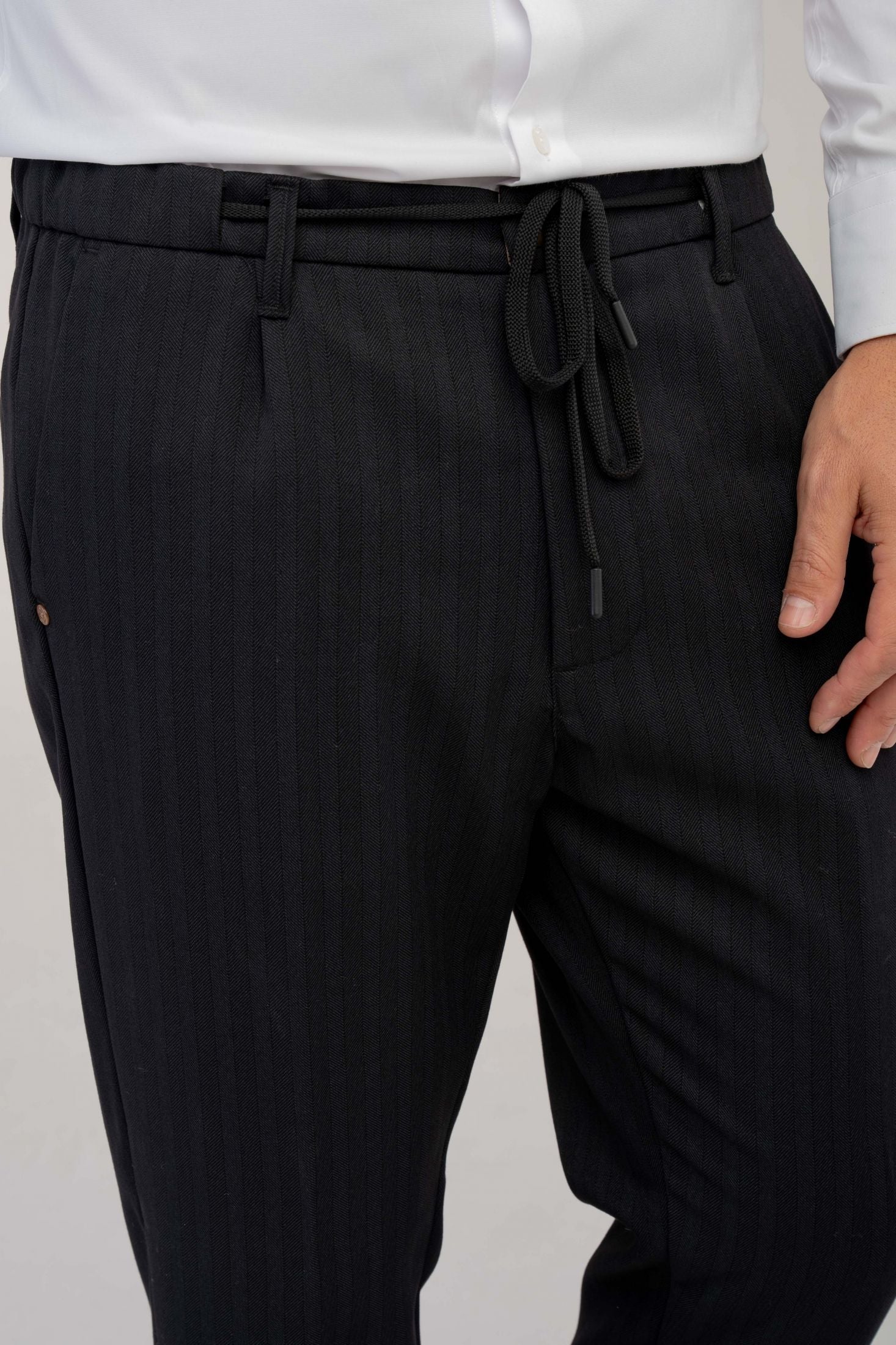 Pantalaccio comfort fit con trama a spina di pesce