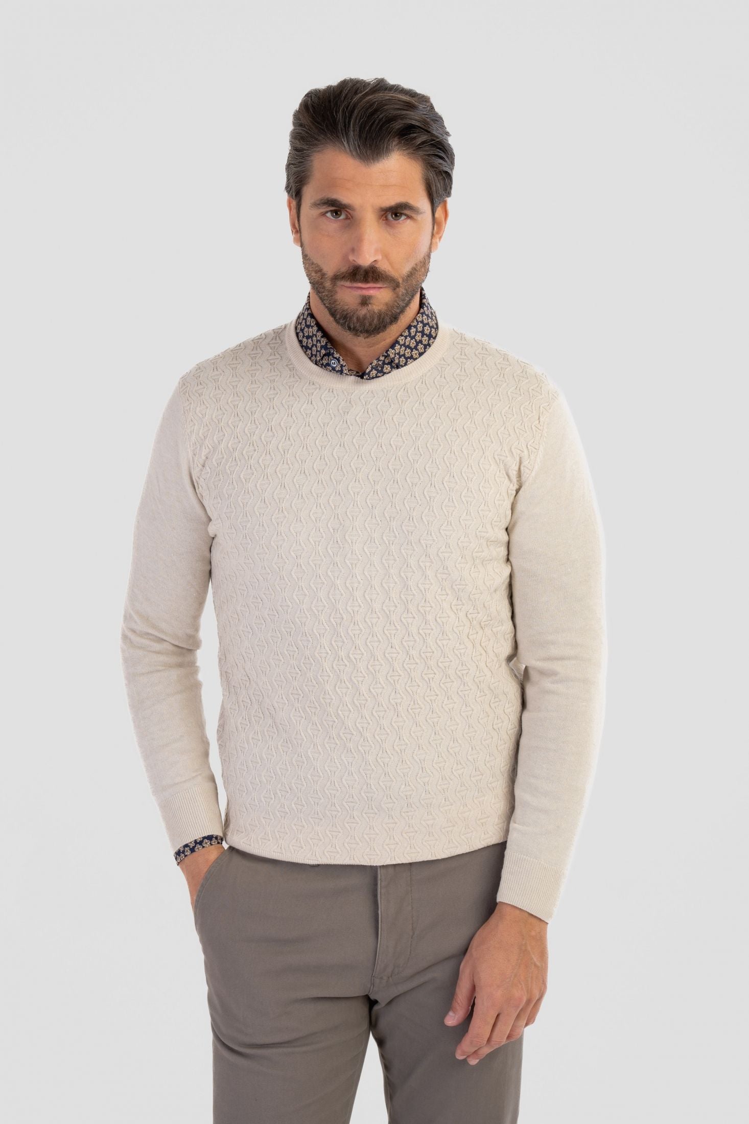 Maglioncino girocollo con trama.