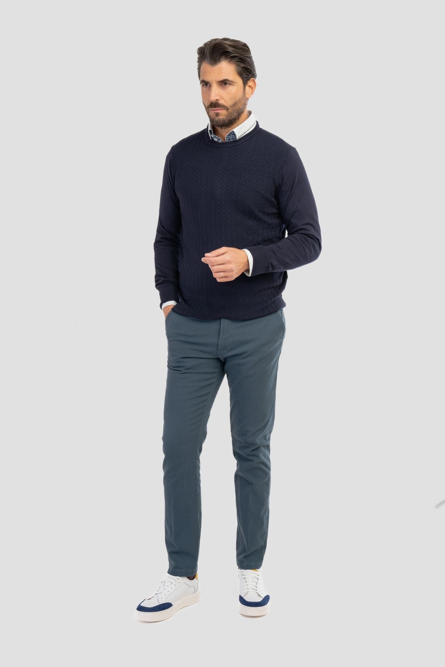 Pantaloni chino regular fit microfantasia