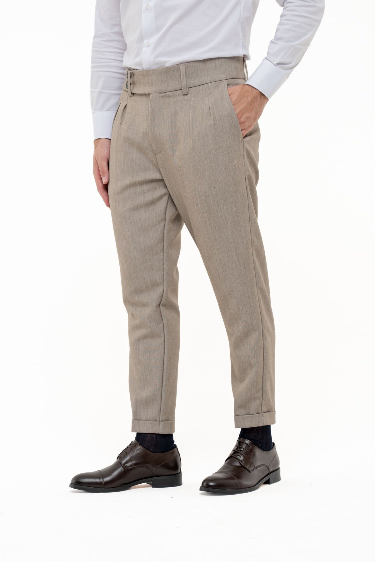 Pantaloni con  pinces, cinta alta e doppio bottone