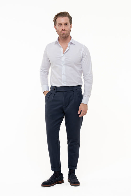 Pantaloni con  pinces, cinta alta e doppio bottone